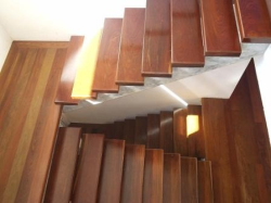 DEGRAU DE ESCADA EM MADEIRA MACIÇA A&O